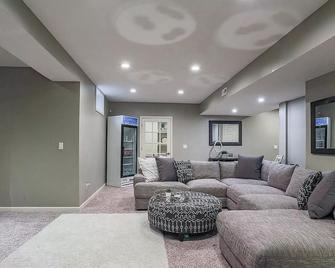 Clean Updated & Spacious Family Home! - Elkhorn - Sala de estar