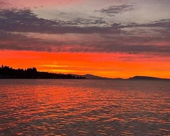 Sand Pebbles Inn - Qualicum Beach - Outdoor view
