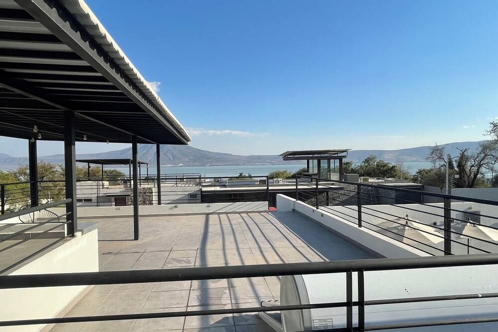 Discover the perfect getaway at our lakeside home within a gated community - San Juan Cosalá - Balcón