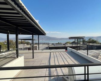 Discover the perfect getaway at our lakeside home within a gated community - San Juan Cosalá - Balcón