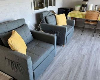 Ocean Front/Ocean Access private entry I BDRM, full bathroom, all season patio. - Mill Bay - Living room