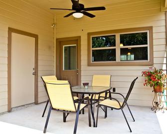 \'The Wedgewood\'/A Little Bit Country, Close To Town, New, Clean And Fresh. - Kyle - Patio