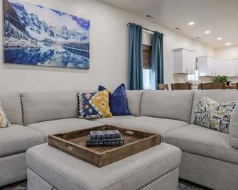 Spacious game house minutes to downtown Sandpoint and Schweitzer Mountain - Ponderay - Living room