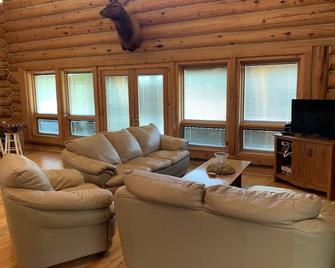 Cabin with spectacular views! Hunting and fishing paradise. - Pierre - Living room