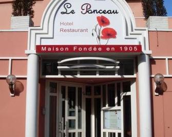 Hotel Le Ponceau - Beaurepaire - Edificio