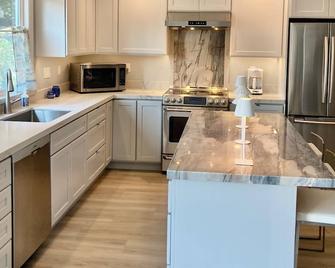 Seaside Retreat Near Surfers Beach Newly Remodeled - Half Moon Bay - Kitchen