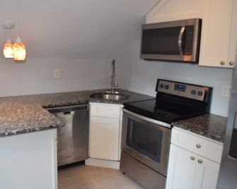 Convenient 2-bedroom apartment in Glens Falls with WiFi - Glens Falls - Kuchyň