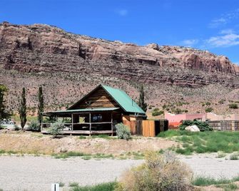 Red Desert's Big Horn Log Cabin, close to Arches and Canyonlands National Parks. - Moab - Building