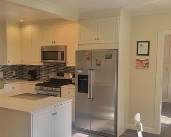 Farmhouse & Creekside Get-Away on hidden acreage in historical downtown Gresham. - Gresham - Cucina