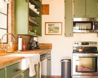 Charming Cabin Retreat On The Kern River - Kernville - Kitchen