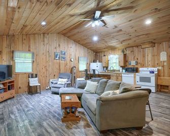 The Nest at Hiding Place Cabins - Logan - Вітальня