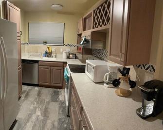 Home away from home near Airport with deck - Anchorage - Cocina