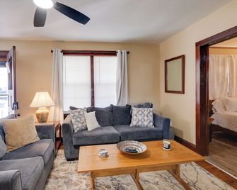 Walk to Main St and Campus! Dtwn Radford Home - Radford - Вітальня