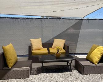 Havasu Sunflower Yellow Studio Closet to London Bridge. - Lake Havasu City - Patio