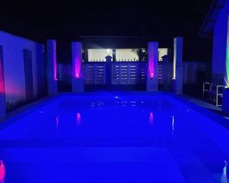 64 Zenj House Luxury Airport Hotel - Πόλη της Ζανζιβάρης - Πισίνα