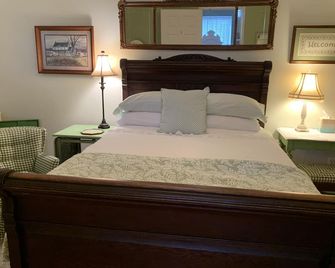 Renovated 1920's Barn Cottage. Pets welcome. No cleaning fees. - Upper Black Eddy - Bedroom