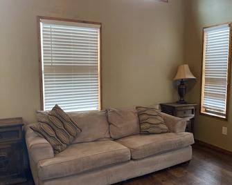 Back To Nature Living In A Beautiful Tiny Home - Cleveland - Wohnzimmer