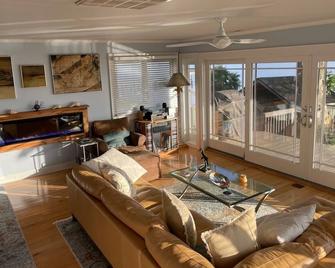 East of Edenton! Romantic sunset waterfront getaway on the Albemarle Sound! - Edenton - Huiskamer