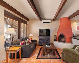 Fort Marcy 68 | Walk to Plaza | Kiva Fireplace | Full Kitchen | Hot Tub | Pool | Single Level - Santa Fe - Oturma odası