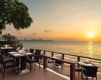 Dusit Thani Pattaya - פאטאיה - מרפסת