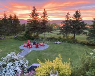 Large Home, Waterviews, Central Location to Rocks/ Fundy - Fundys Lost Lobster - Harvey Bank - Innenhof