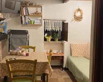 Stone farmhouse among ancient olive trees and the remains of the Roman villa of Horace - Vacone - Comedor