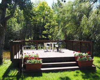 Sleeping Bear Riverside Cabins - Honor - Patio