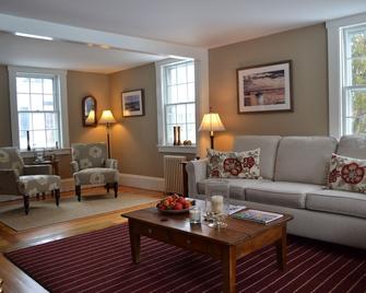 The Parsonage Inn - Orleans - Living room