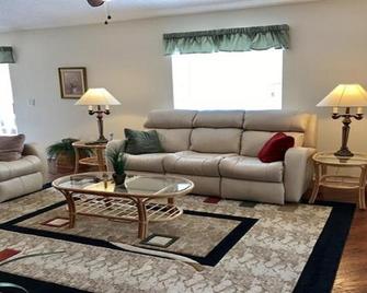 Welcome to Tee Off Villa - Beautiful 2 Bdrm/2 Bath on Golf Course w/Cart & Spa - The Villages - Living room