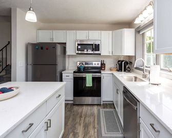 Ankeny Heights - A 4 bedroom and 2 bath home - Ankeny - Kitchen