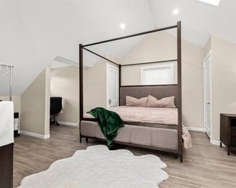 4 Bedroom 2 Bath Middle of it all Sleeps 8 - Dearborn - Bedroom