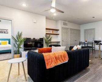 Corporate Housing By Mgm - Grand Prairie - Living room
