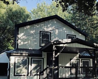 Beautiful 5-Bedroom2.5 Bath Home In Downtown! Minutes From Shops & Restaurants. - Coldwater - Budova