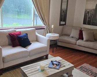 NEW! ' Fall Season ' open space concept & cozy 2 bed ranch - min from downtown - Scranton - Living room
