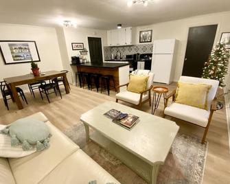 \'Clementine at The 403\' Historic District Apartment Walkable to Downtown - Natchitoches - Living room