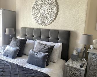 The Wadham - Weymouth - Living room