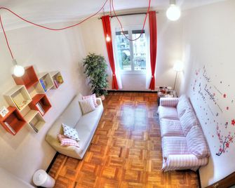 Guesthouse Vittoria Rooms - Genoa - Living room