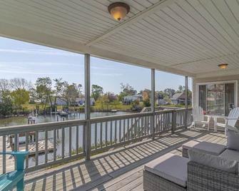 Relax Waterfront Hot Tub, Game Room, Frisbee Golf - White Stone - Balcón