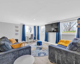 Cliffside Suite #3 - Seacliff Beach Suites - Leamington - Living room