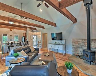 Family-Friendly Lake Lanier Escape on 2 and Acres! - Gainesville - Living room