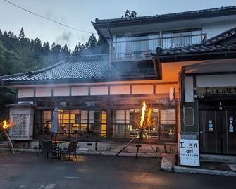 A traditional Japanese house with a storyteller of / Tono Iwate - Tōno - Edificio