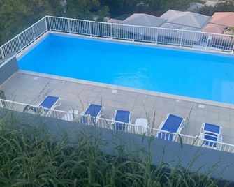 Spacious apartment with pool and gorgeous views of Marigot! - Marigot - Bazén