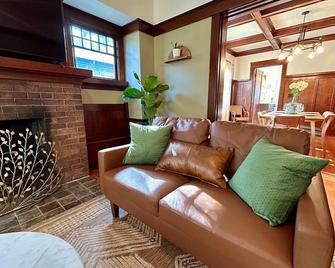Boho Bungalow-King-Backyard-Full Kitchen-W/D - Eureka - Oturma odası