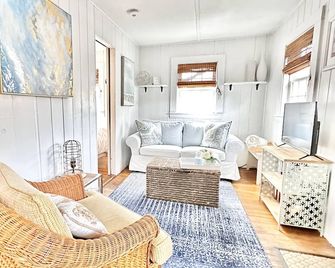 Stay In A Tiny House!0.4mi To Beachvillagerestaurantspet Friendly 2 Bikes! - Dennis Port - Living room