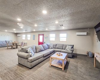 Terra Starr Hideaway | Overlooks Fishing Pond - Checotah - Sala de estar