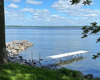 Quaker Cottage Lake House Retreat Chaumont Bay, Pet Friendly, Directly On Lake! - Chaumont - Outdoors view
