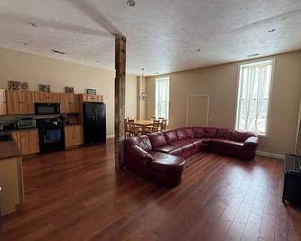 Spacious 2-bedroom apartment in Allegan with WiFi and AC - Allegan - Huiskamer