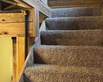 Gorgeous Carriage House! - Granville - Stairs