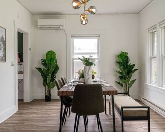 Elegant Forest Retreat - Starlink, Coffee, Bbq - Forks - Sala de jantar