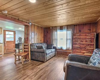 Lakefront Minocqua Cabin w/ Dock & Fire Pit! - Minocqua - Living room